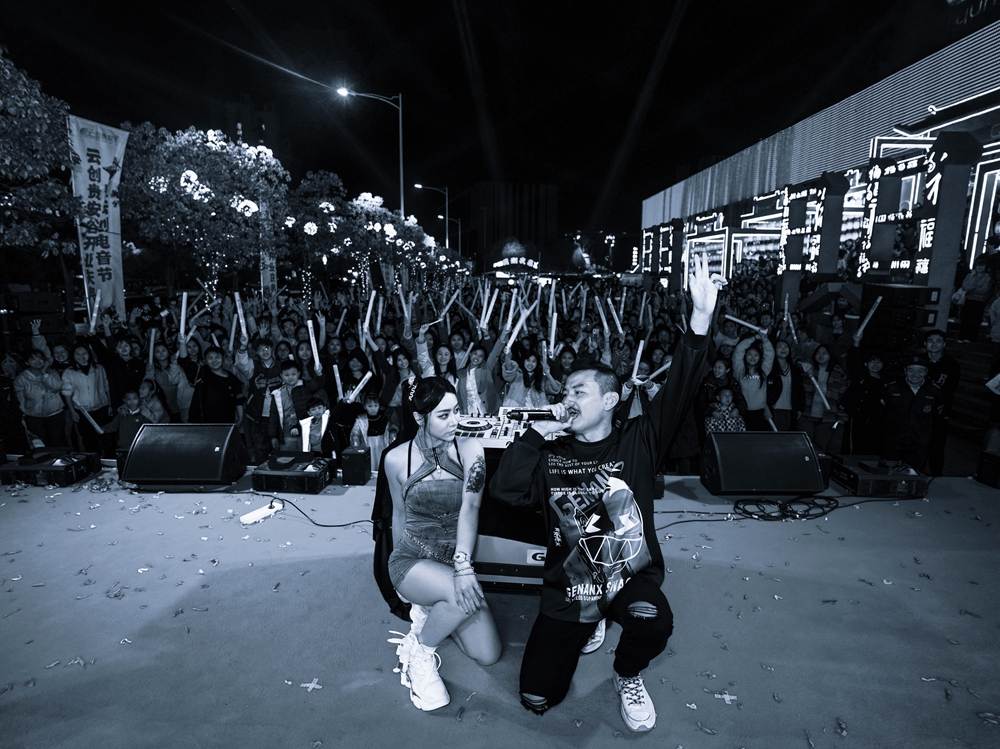 云創(chuàng)貴安谷開業(yè)慶典暨云創(chuàng)電音節(jié)(云創(chuàng)貴安谷開業(yè)揭牌儀式)(圖14) 云創(chuàng)貴安谷開業(yè)慶典暨云創(chuàng)電音節(jié)(云創(chuàng)貴安谷開業(yè)揭牌儀式)(圖14)